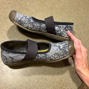 Keen Women Sienna Shoes Blue Canvas Mary Jane Flats Elastic Strap Size 7.5 *Flaw